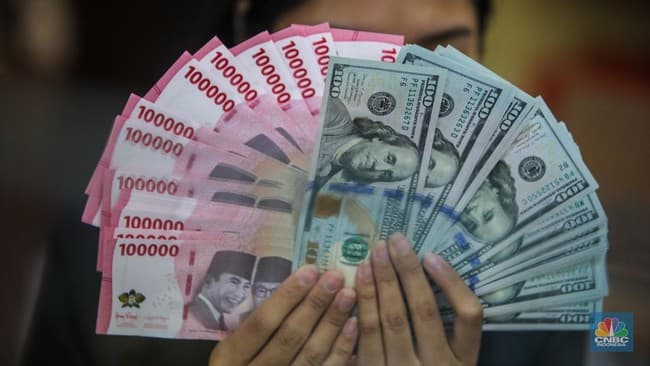 Rupiah Ambruk di Pasar Luar Negeri, Dolar Tembus Rp17.800